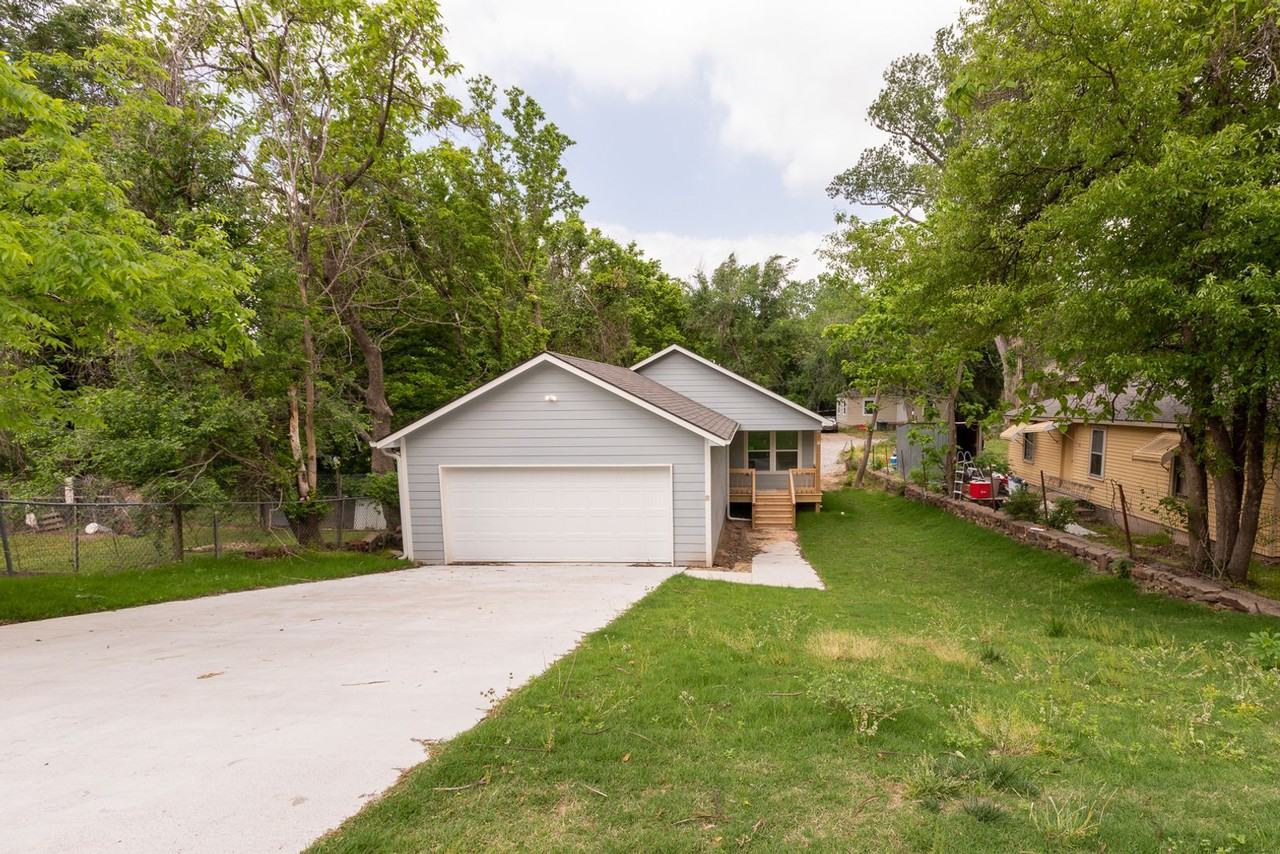 808 N Franklin Ave - Photo 3 of 40