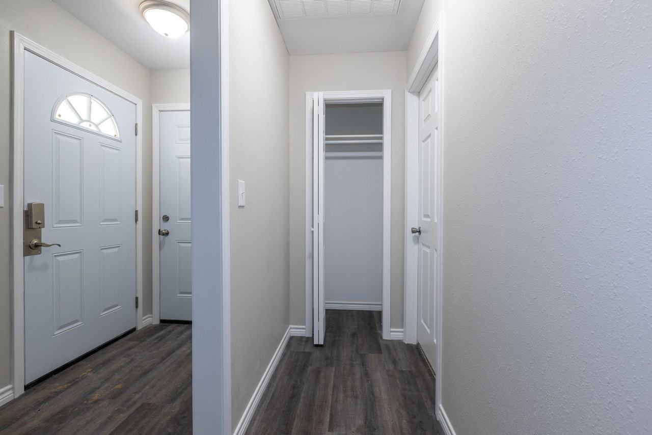 808 N Franklin Ave - Photo 6 of 40