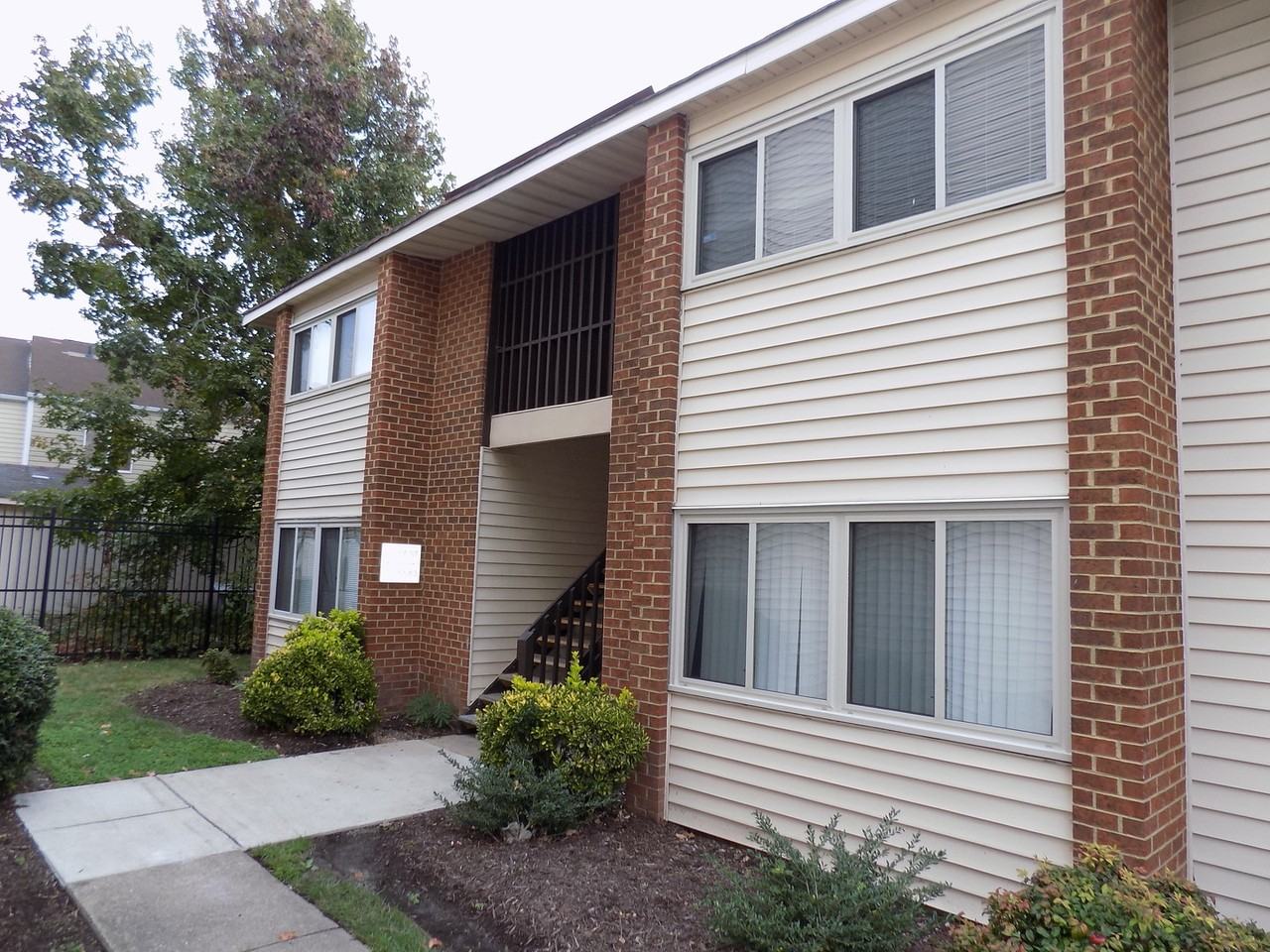 107 Pacific Dr - Photo 2 of 19