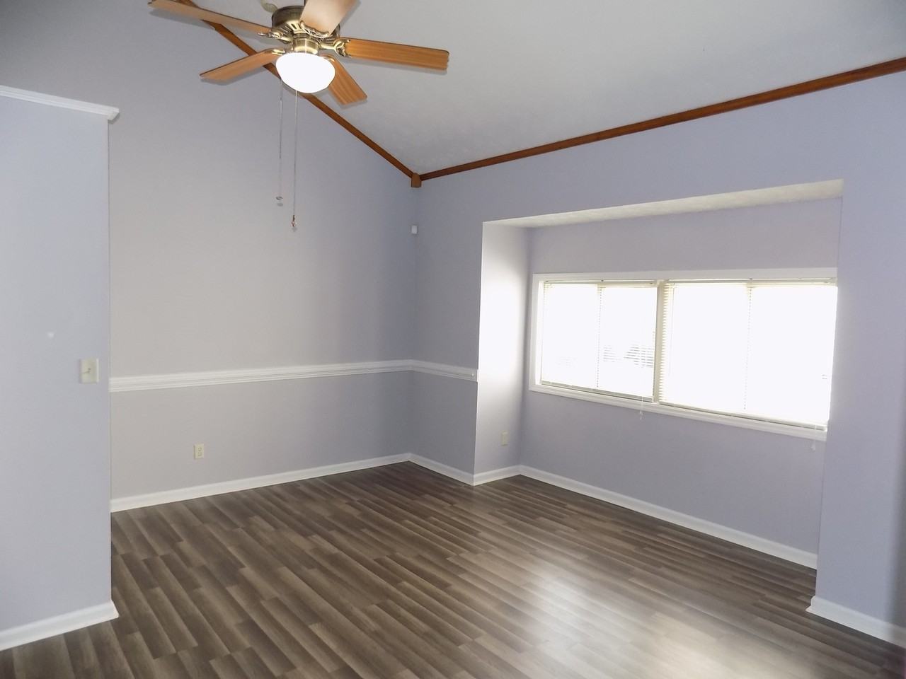 107 Pacific Dr - Photo 4 of 19