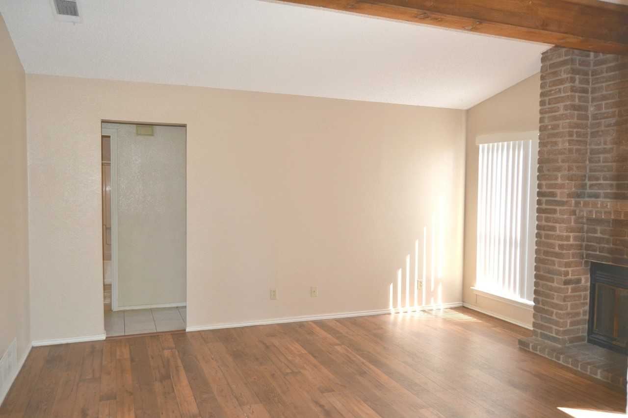 2111 Cimmaron Dr - Photo 2 of 11