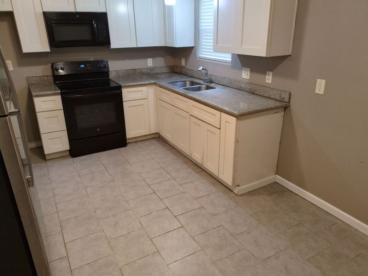 5180 Parkview Dr - Photo 2 of 16