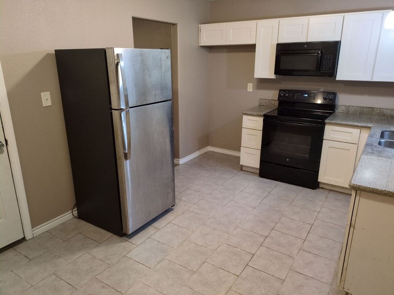 5180 Parkview Dr - Photo 3 of 16