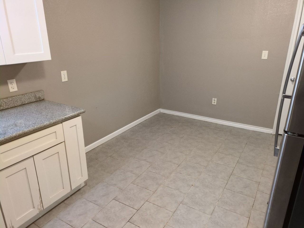 5180 Parkview Dr - Photo 4 of 16