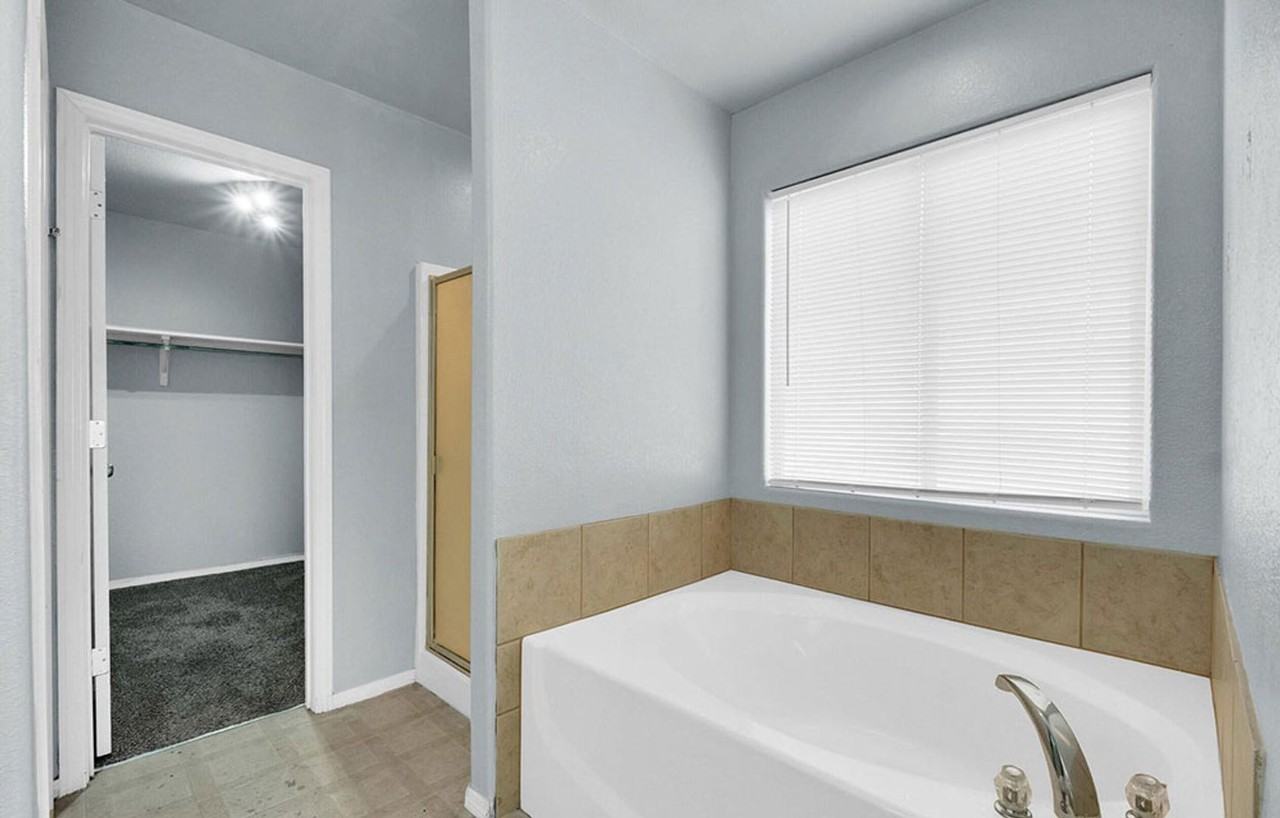 2938 Fountain Ave - Photo 5 of 9