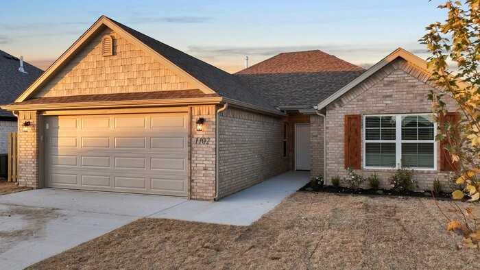 1102 Greendale Ave - Photo 2 of 25