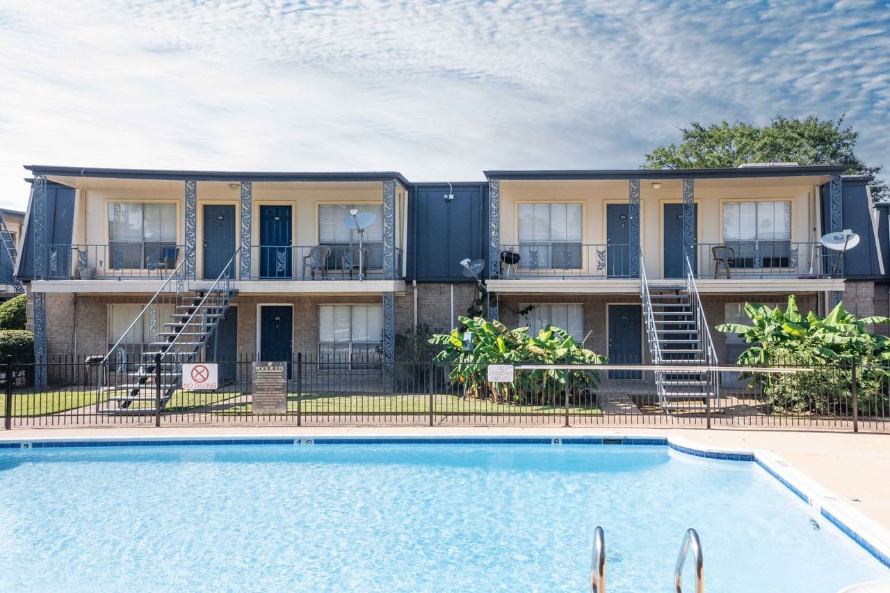 1711 James Bowie Dr - Photo 3 of 8