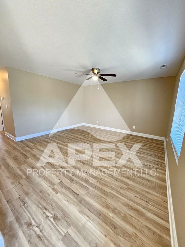 1103 Avalon Dr - Photo 4 of 37