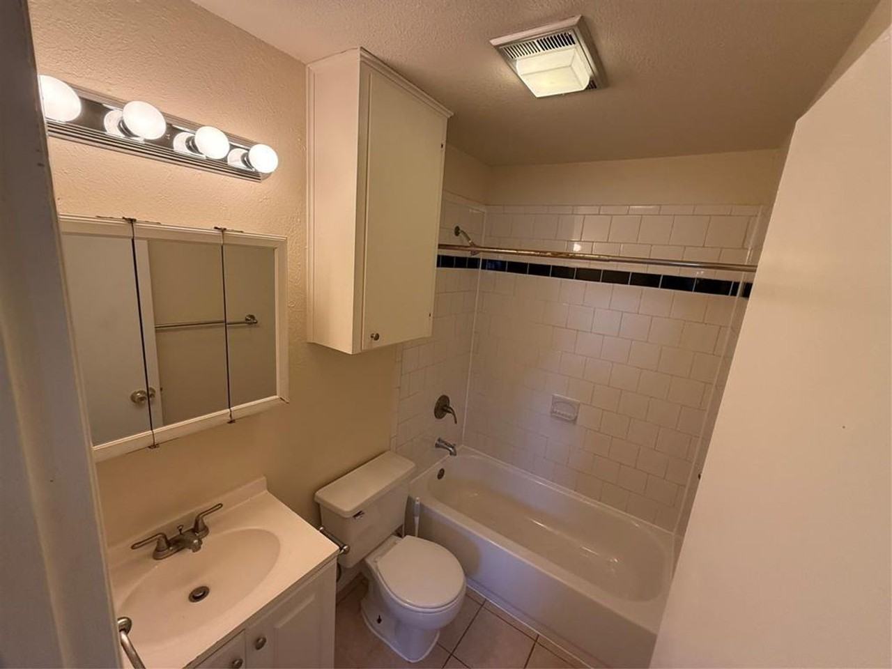 4701 Red River St #301 - Photo 5 of 8