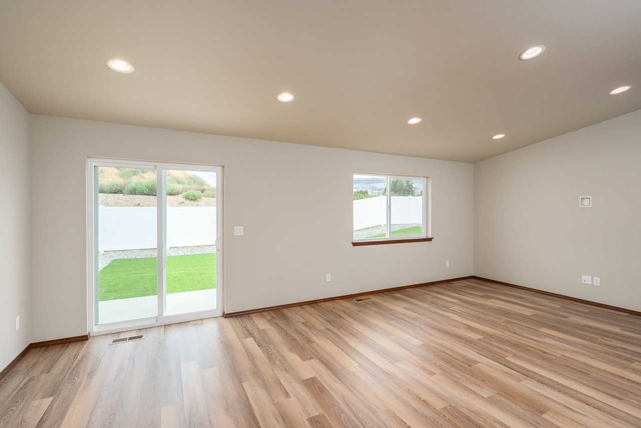 389 S Newton Ave - Photo 6 of 16