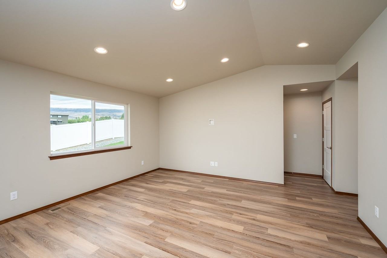 389 S Newton Ave - Photo 7 of 16