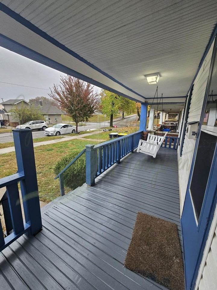 404 N Topping Ave - Photo 3 of 19