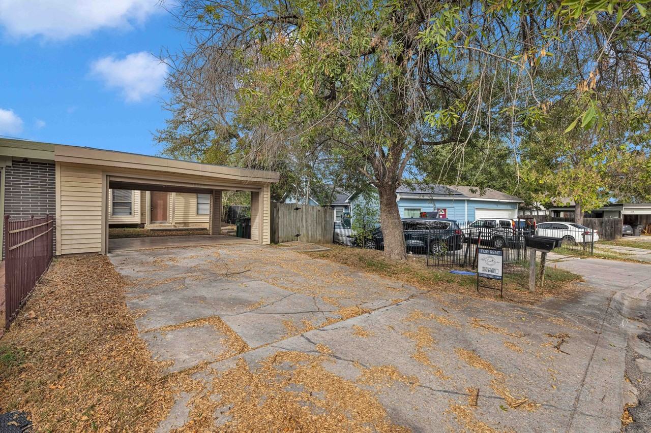 1325 Bayou Dr - Photo 3 of 18