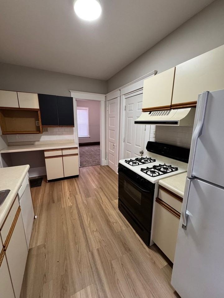 957 N Church St - Photo 2 of 8