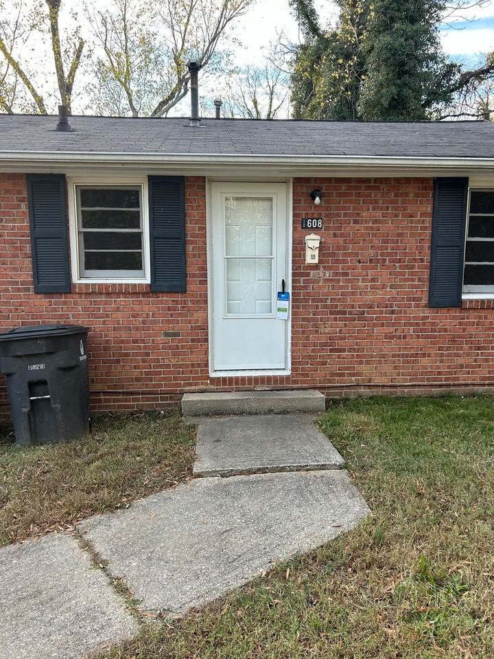 1608 Emerald St - Photo 2 of 9