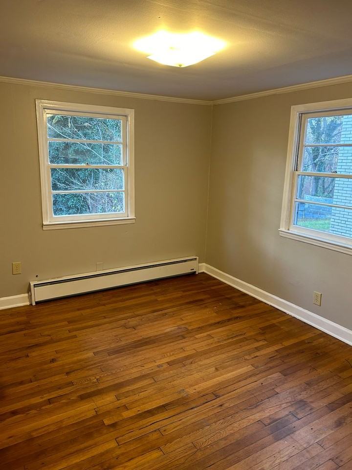 1608 Emerald St - Photo 4 of 9