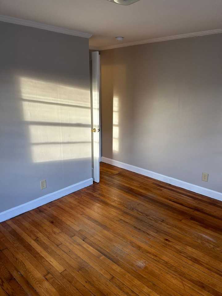 1608 Emerald St - Photo 7 of 9