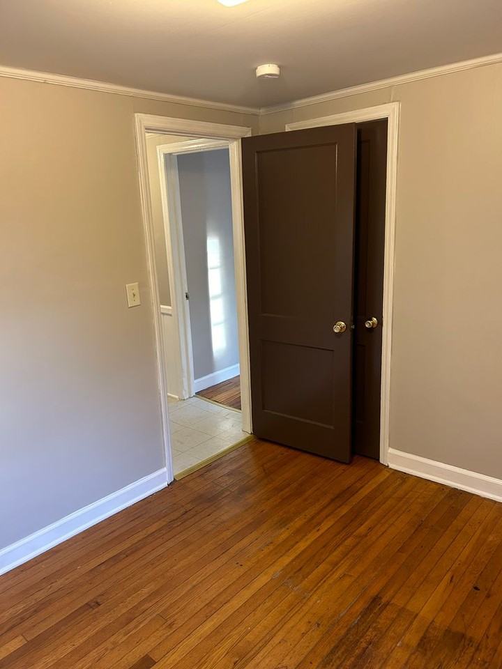 1608 Emerald St - Photo 7 of 9