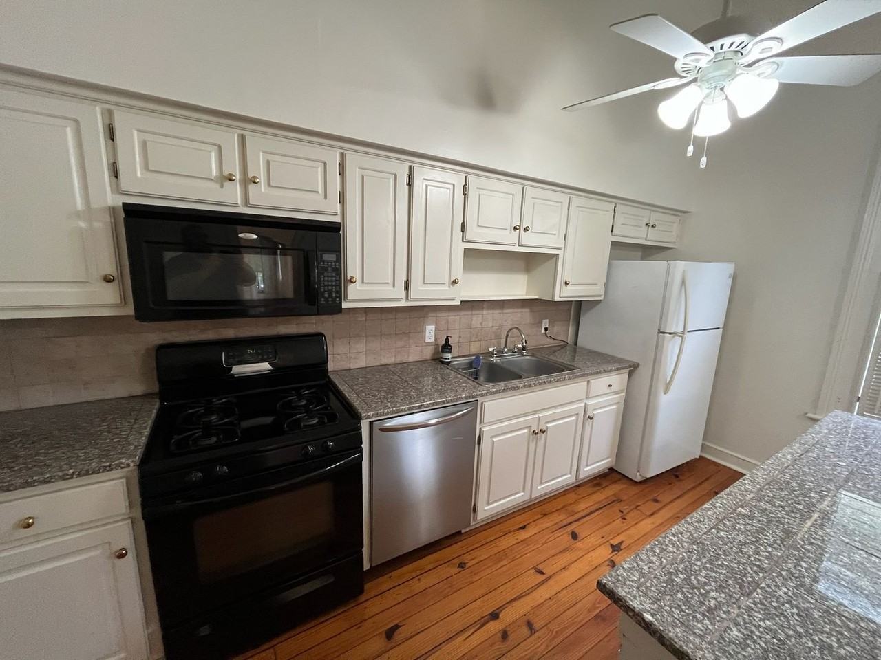 542 Front Ave - Photo 2 of 17