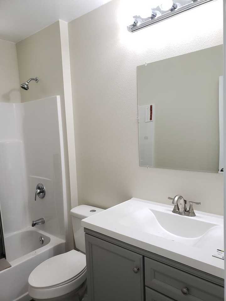 654 S Imperial Ave - Photo 3 of 11