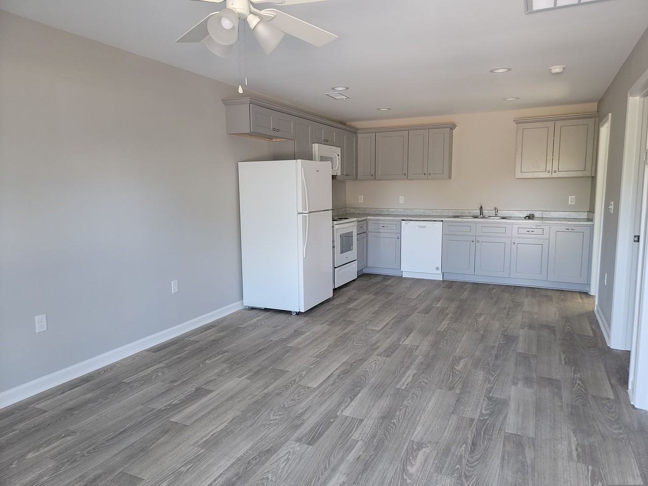 1381 Springdale Dr - Photo 2 of 7