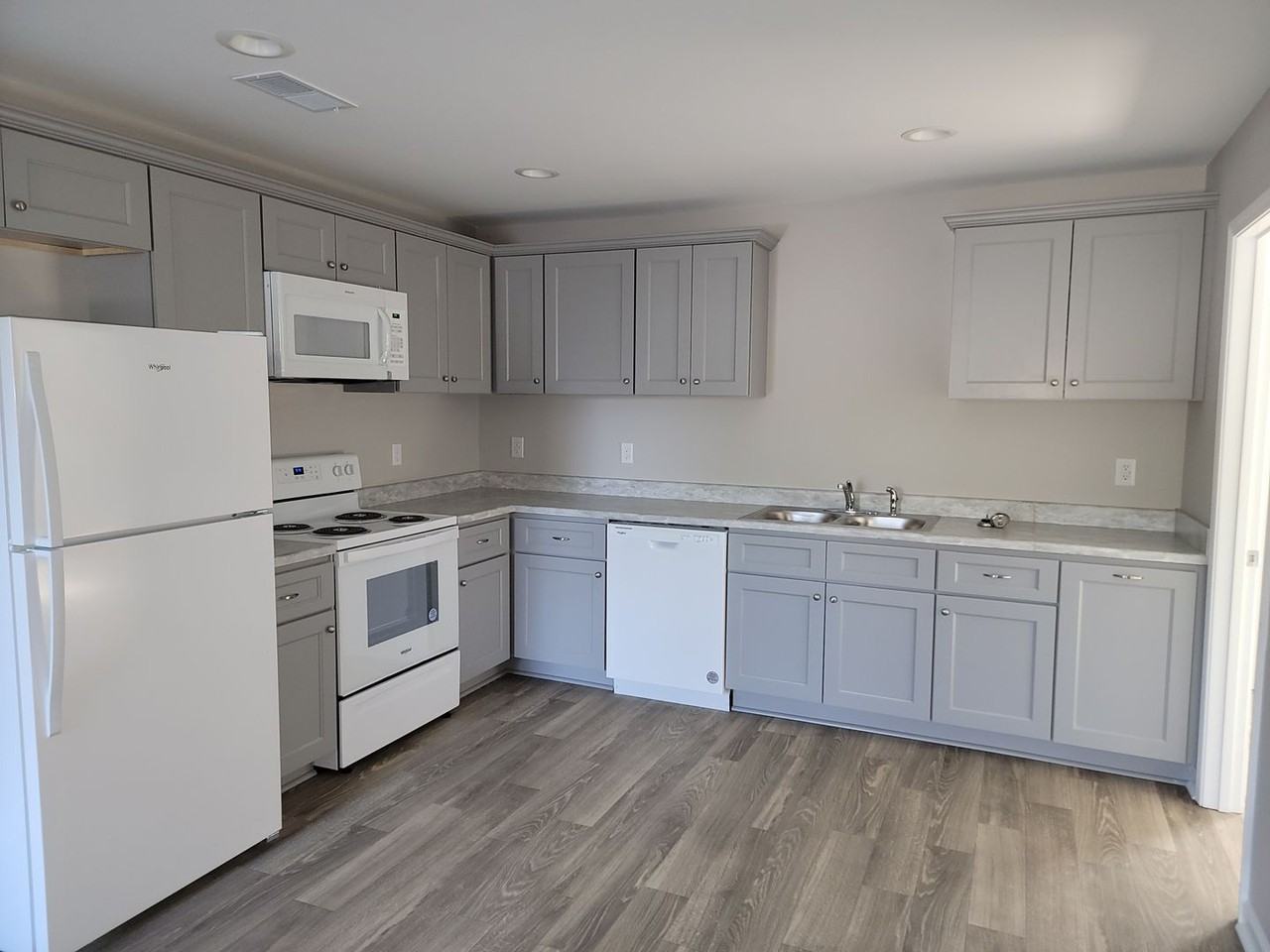 1381 Springdale Dr - Photo 3 of 7