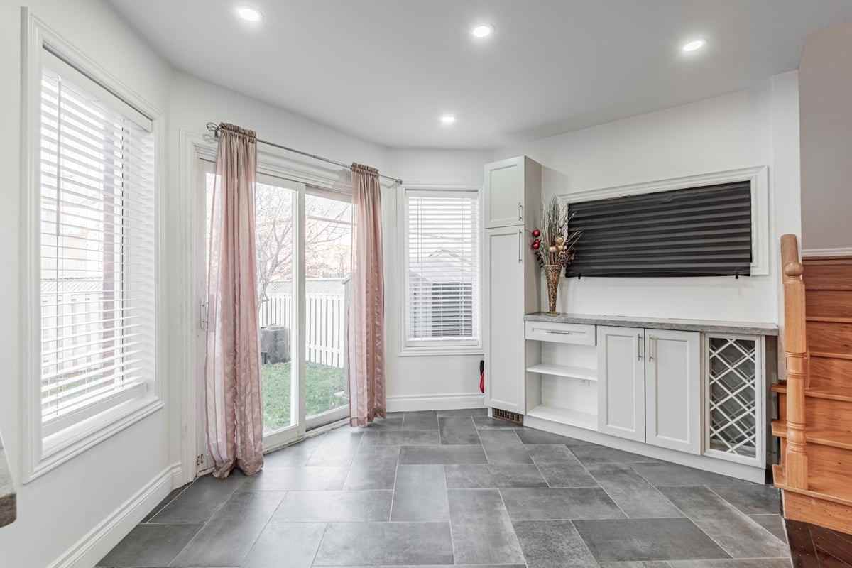 105 Windward Crescent - Photo 2 of 19