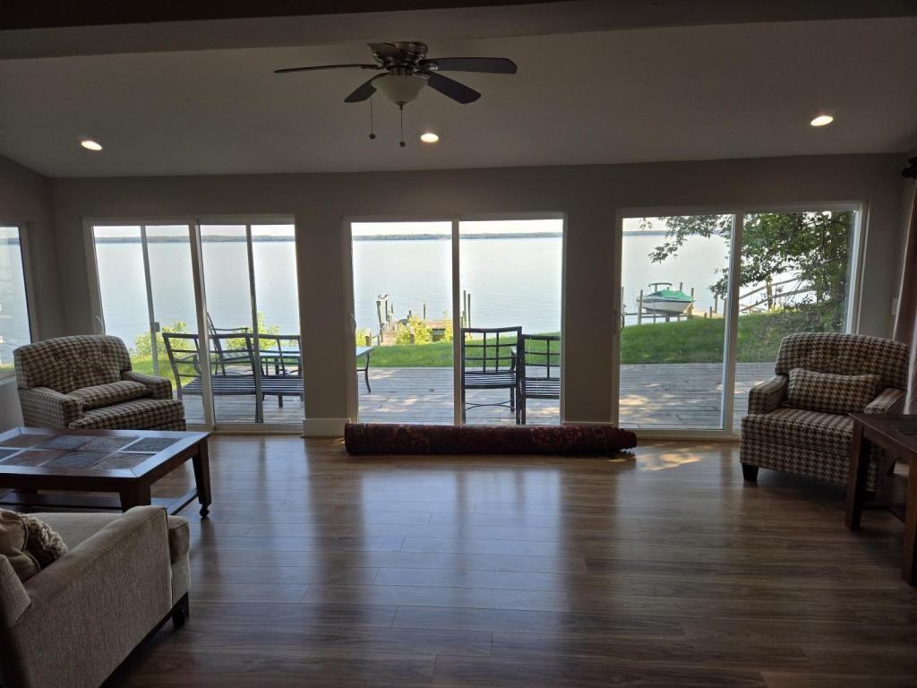 549 Marlborough Point Rd - Photo 2 of 13