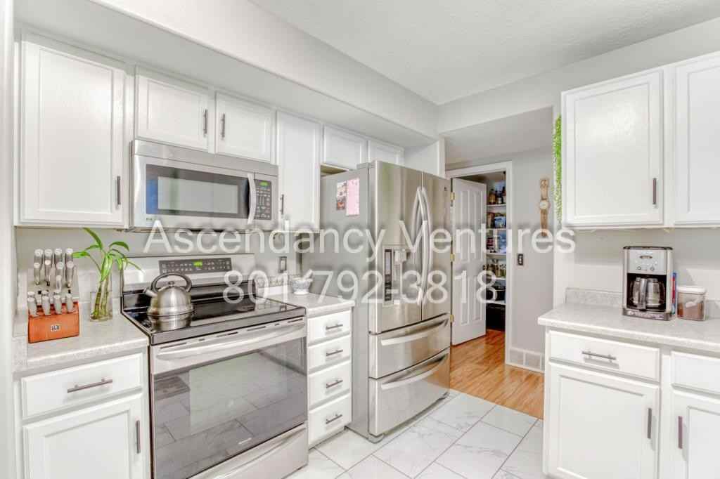 171 East Calais Lane - Photo 2 of 15