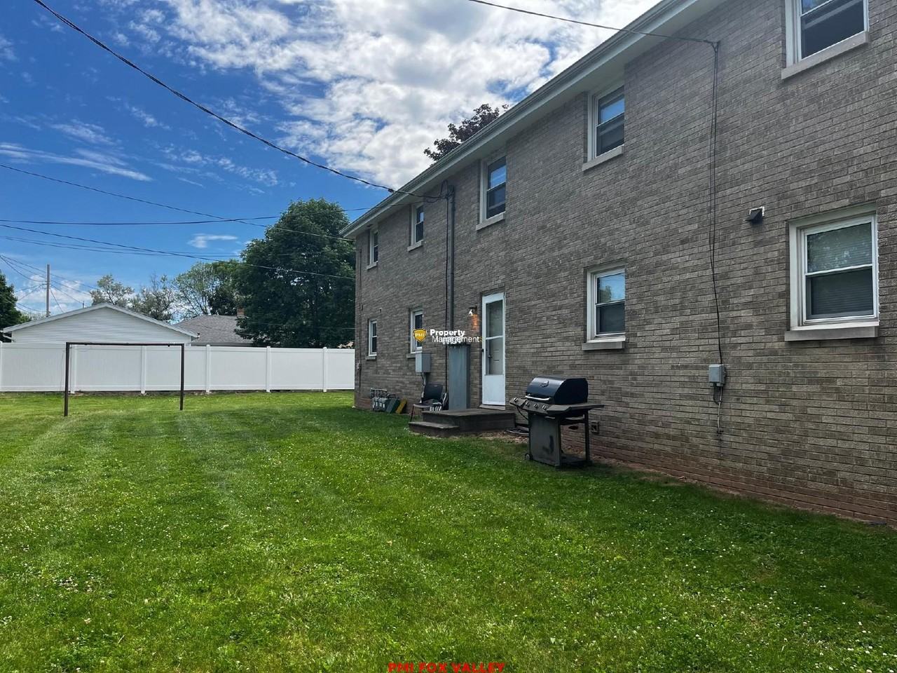 423 S Railroad St - Photo 2 of 12