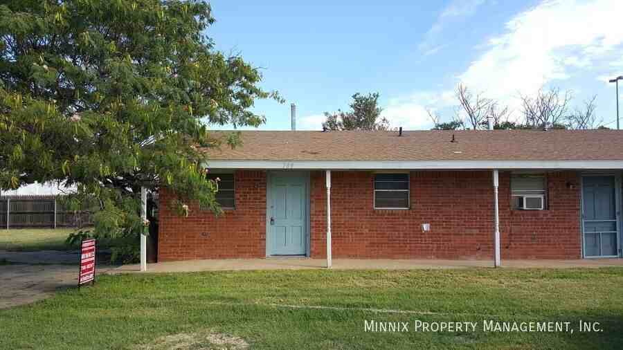 707 W 4th St - Photo 3 of 10