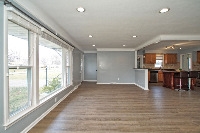 1071 Cranbrook Dr - Photo 3 of 11