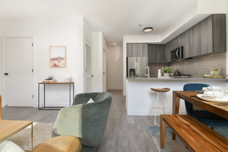 917 W Madison St - Photo 2 of 16