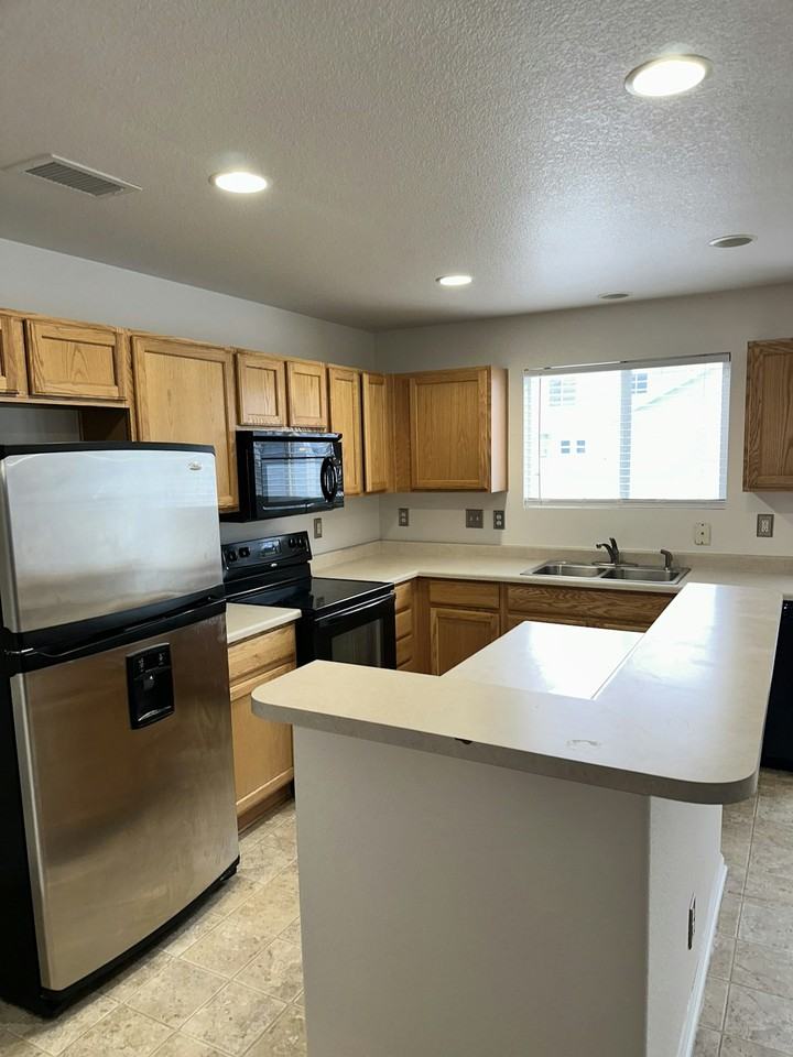 19069 East 58th Avenue - Photo 2 of 33