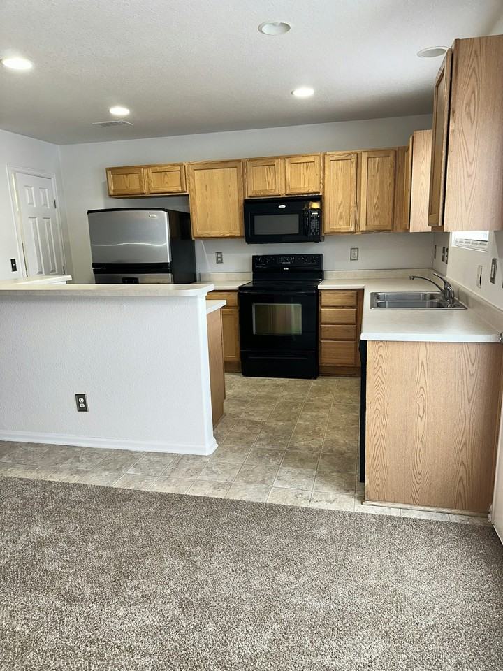 19069 East 58th Avenue - Photo 5 of 33