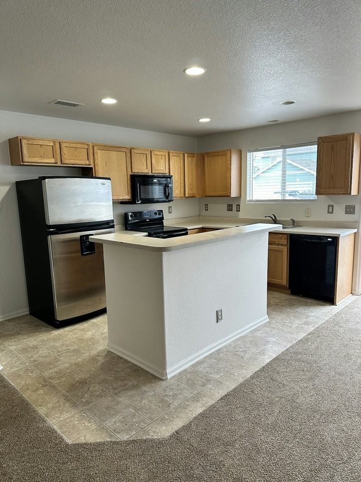 19069 East 58th Avenue - Photo 6 of 33