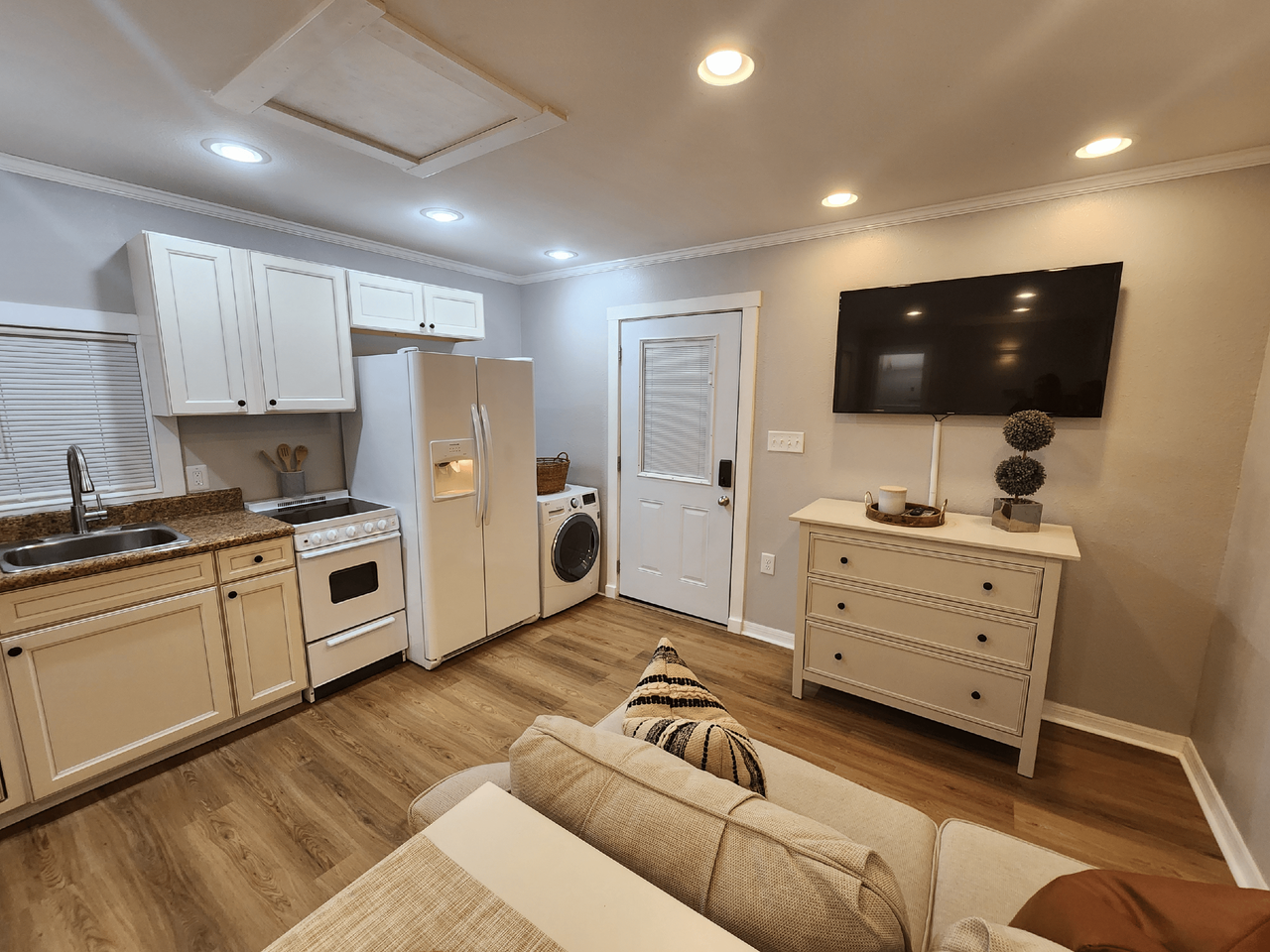 490 E Stanford St #B - Photo 2 of 7