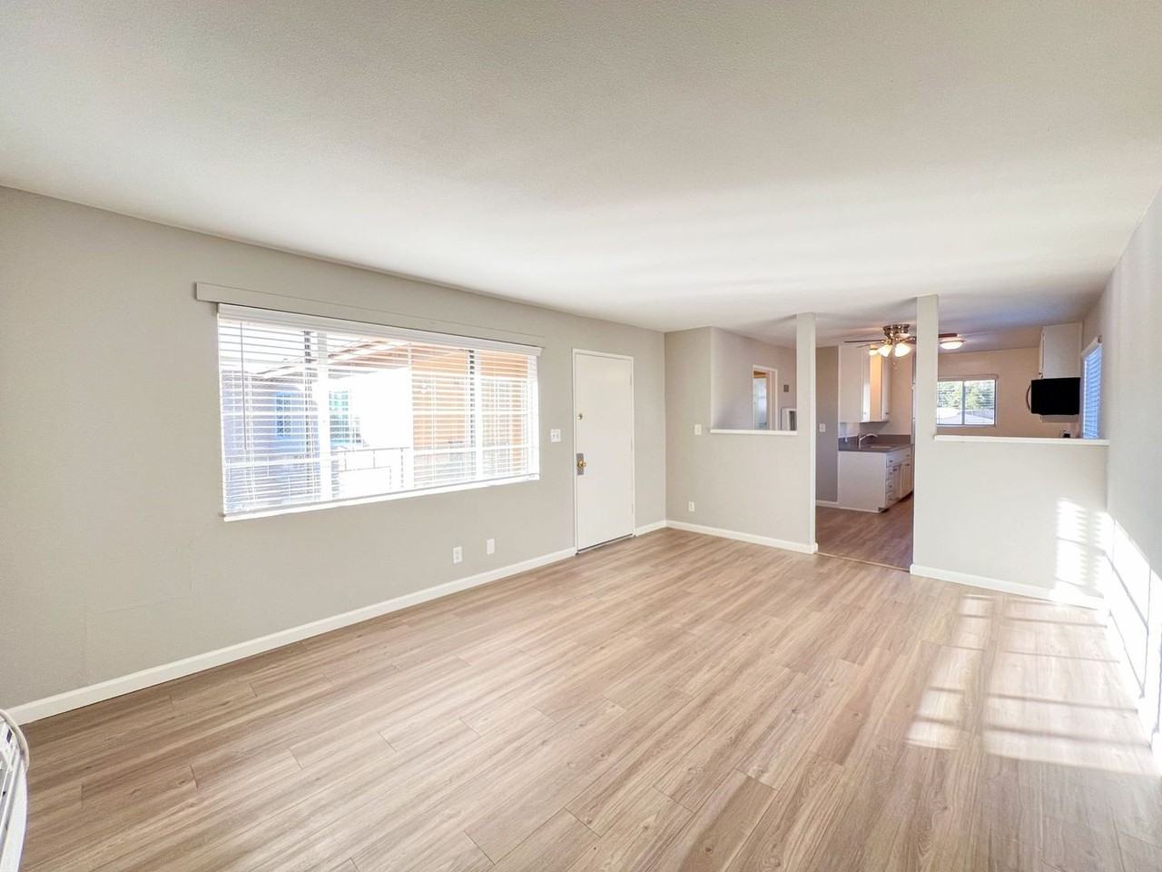 AZUSA - Photo 2 of 12