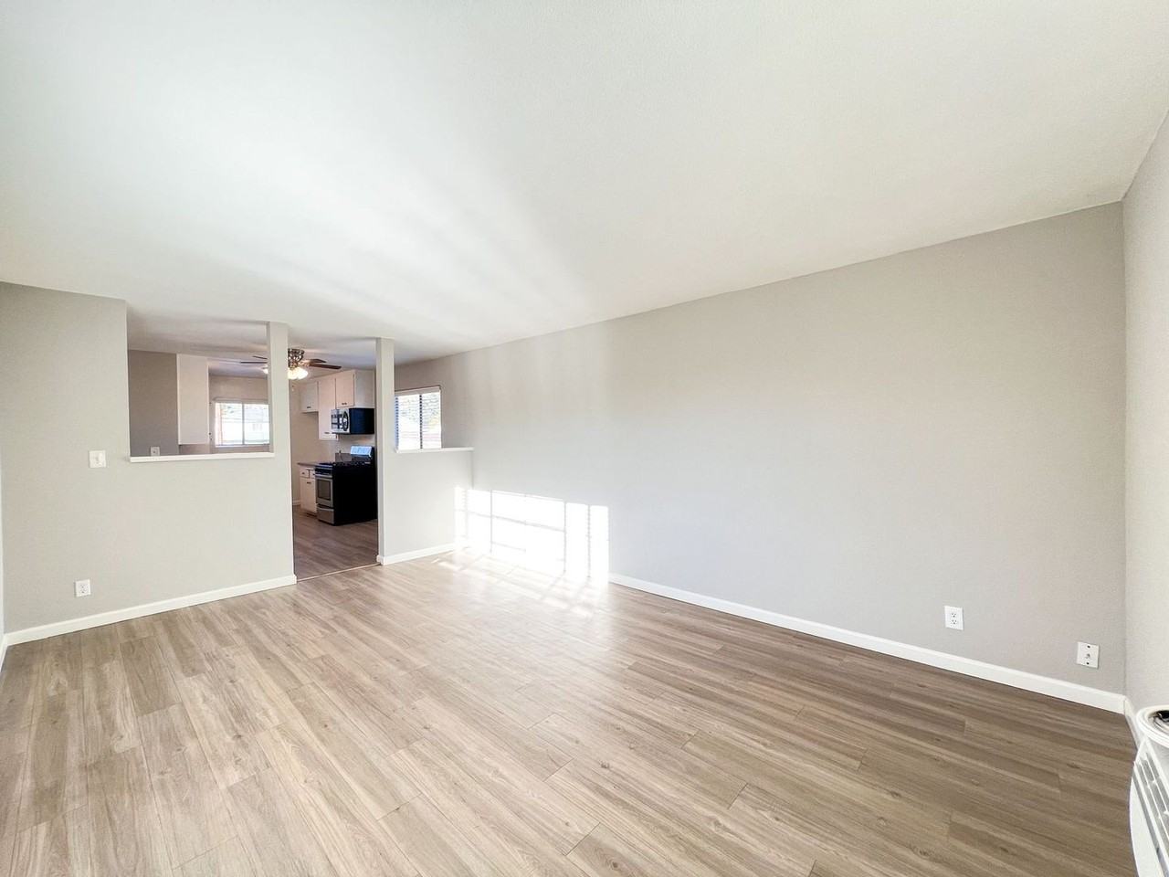 AZUSA - Photo 3 of 12