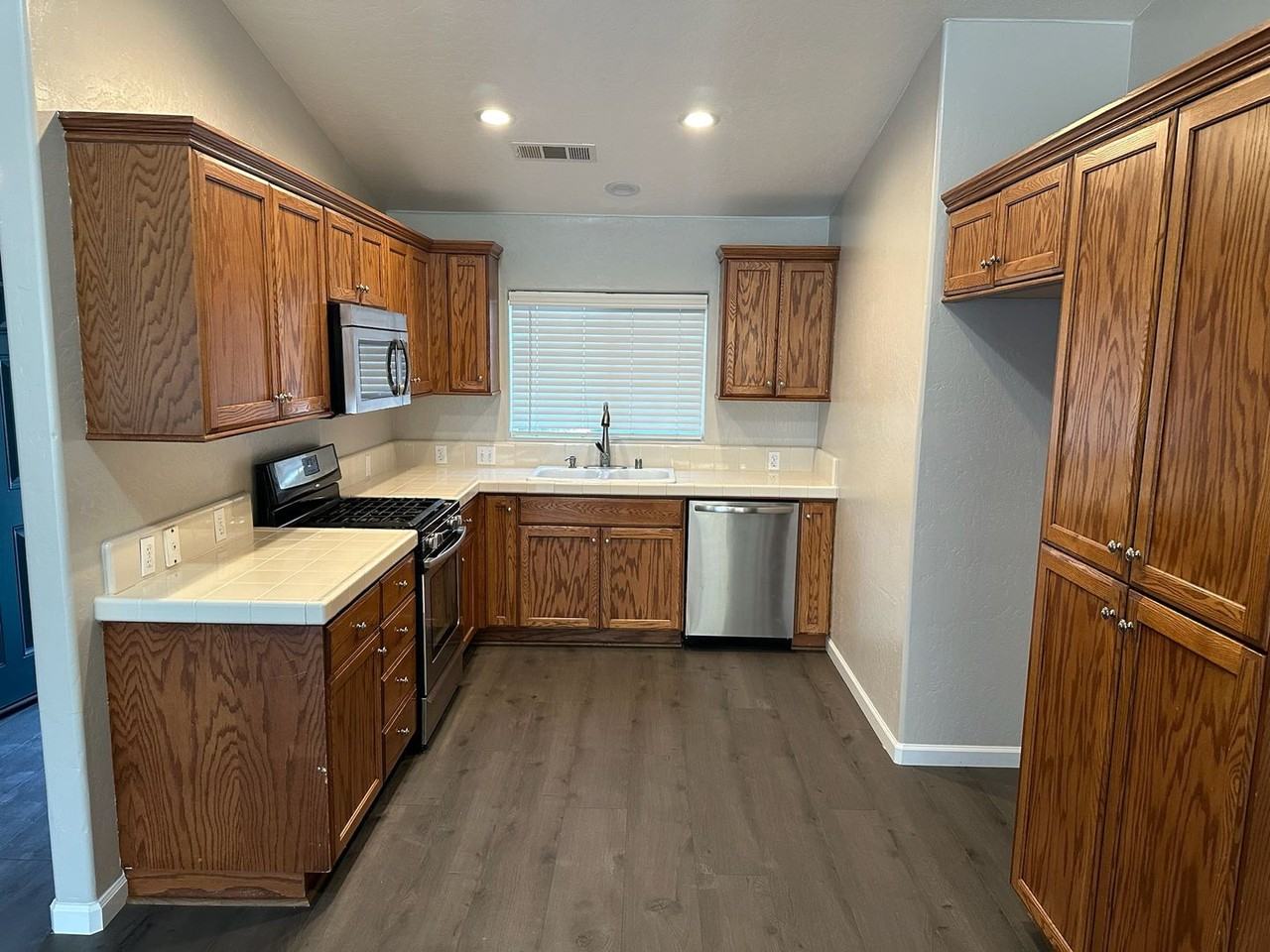 1015 W Westmont Ct - Photo 4 of 17