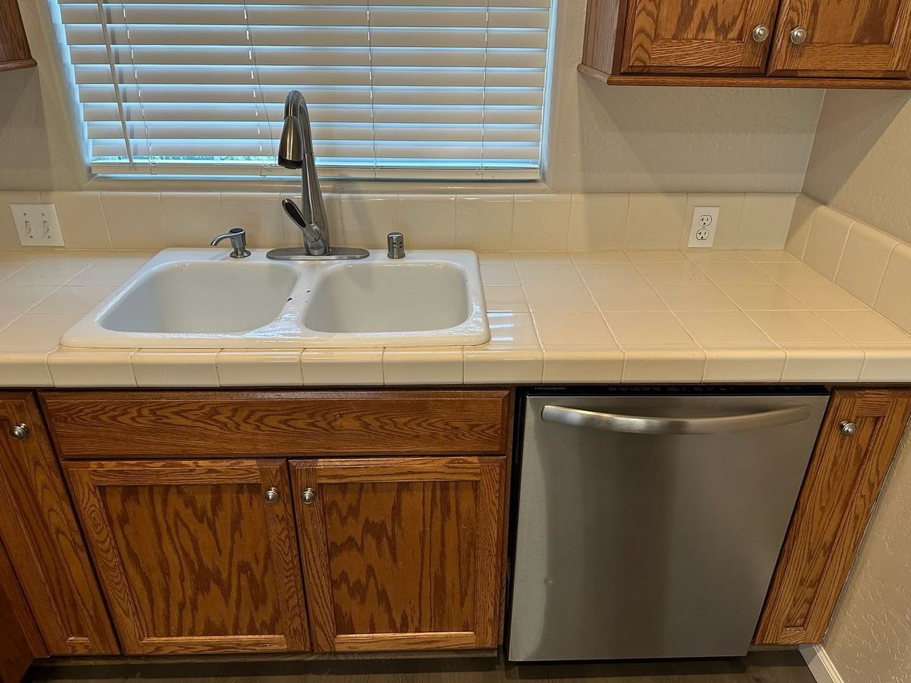 1015 W Westmont Ct - Photo 5 of 17
