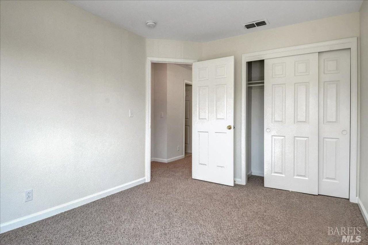 914 Tipperary Dr - Photo 3 of 32