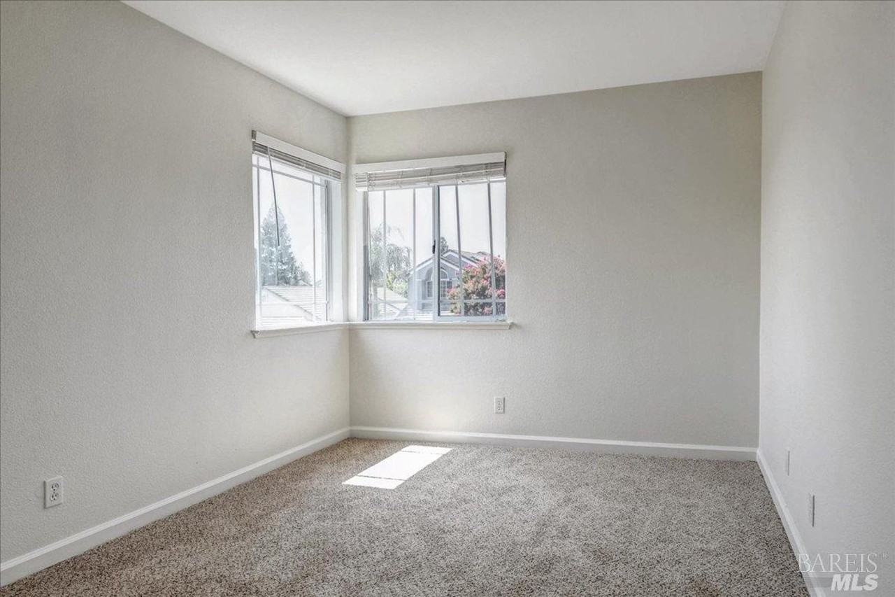 914 Tipperary Dr - Photo 4 of 32