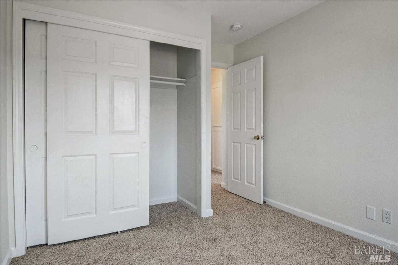 914 Tipperary Dr - Photo 5 of 32