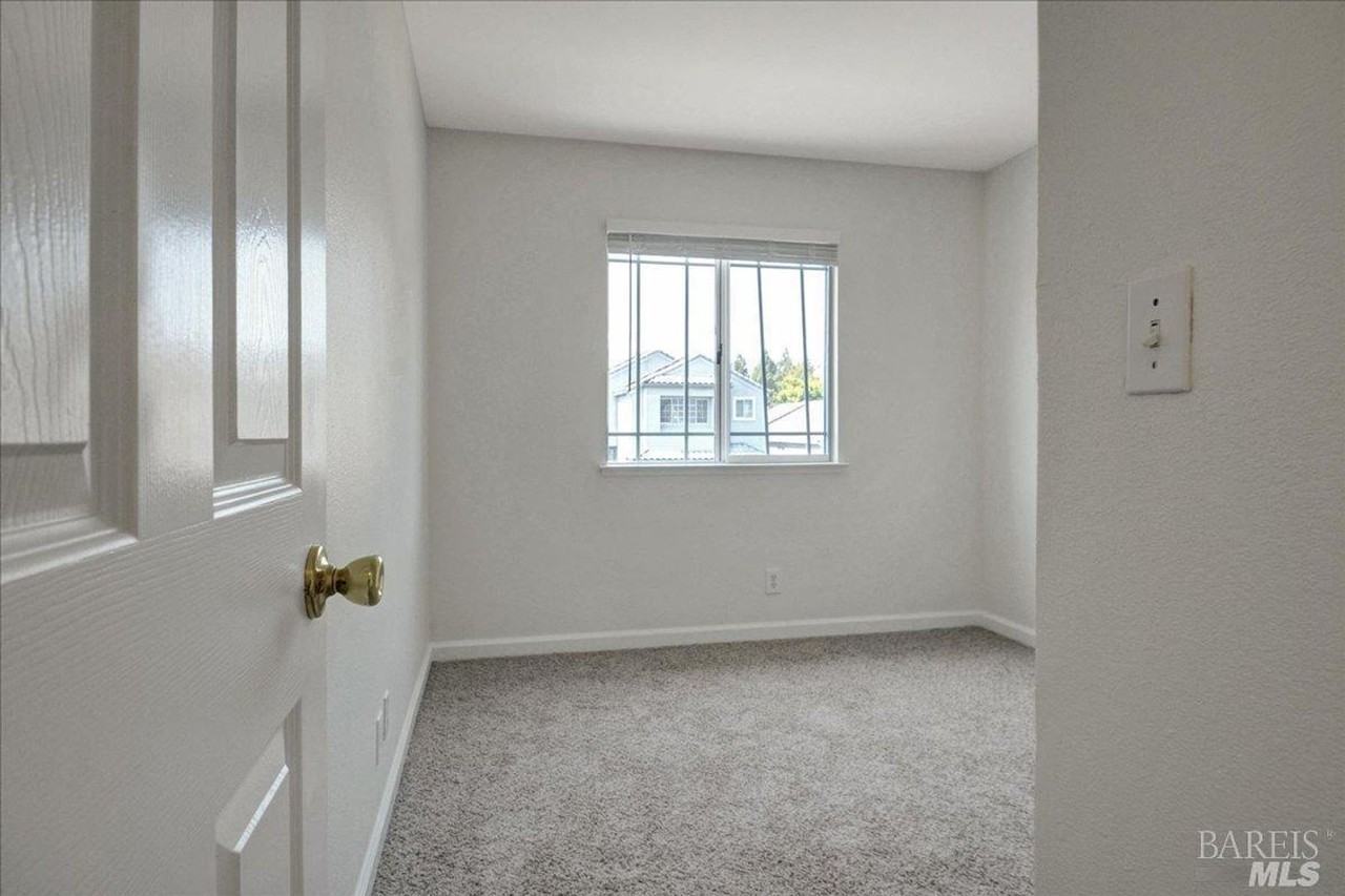 914 Tipperary Dr - Photo 6 of 32