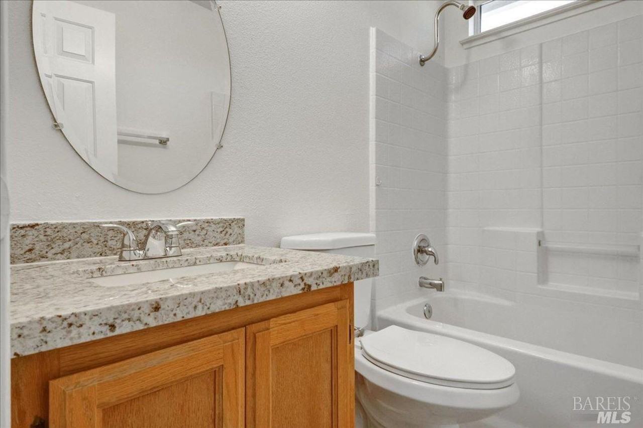 914 Tipperary Dr - Photo 7 of 32