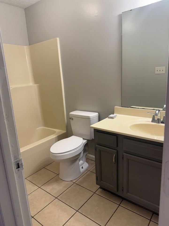 1849 Parkwood Dr - Photo 2 of 8