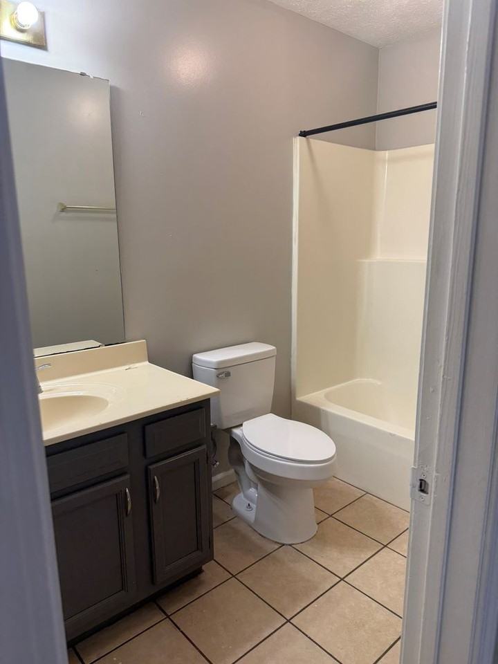 1849 Parkwood Dr - Photo 3 of 8