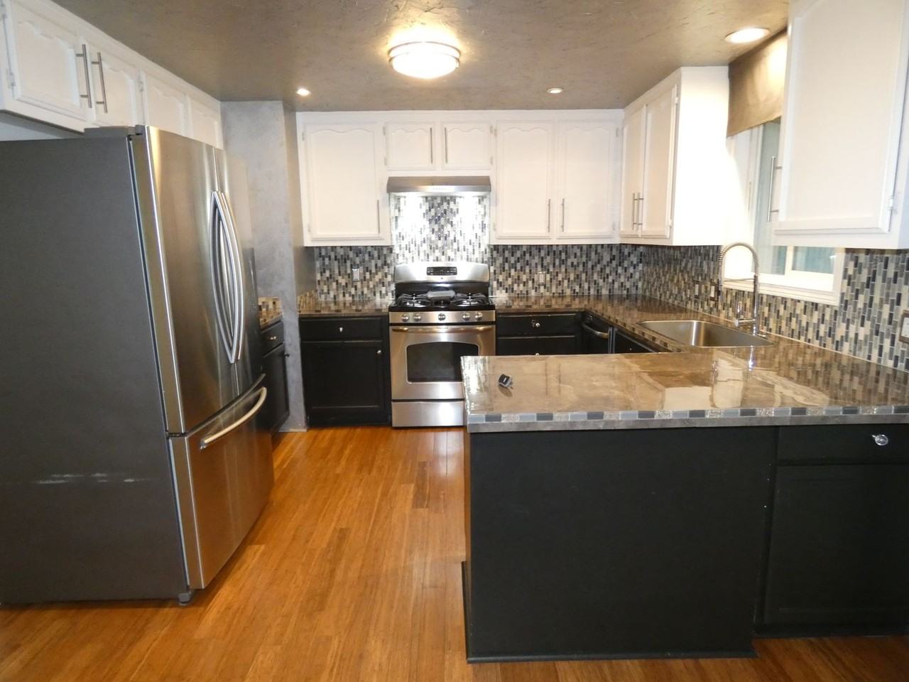 190 Stuart Dr - Photo 3 of 46