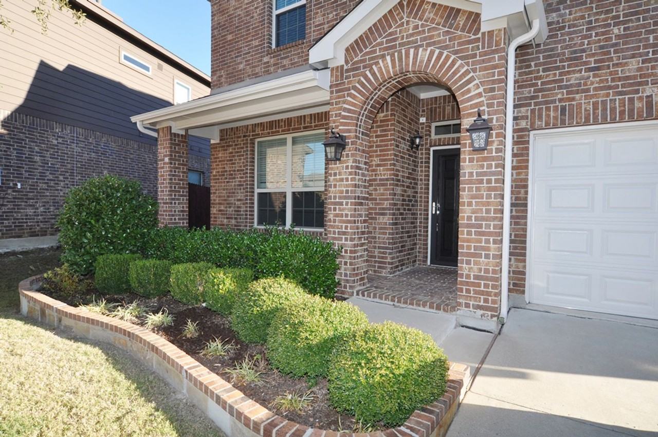 15736 Oak Pointe Dr - Photo 2 of 37